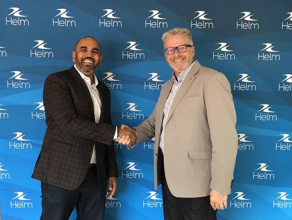 Ateet Patel, Portafolio CFO de Volaris Group estrecha la mano de Ron deBruyne, CEO de Helm Operations.