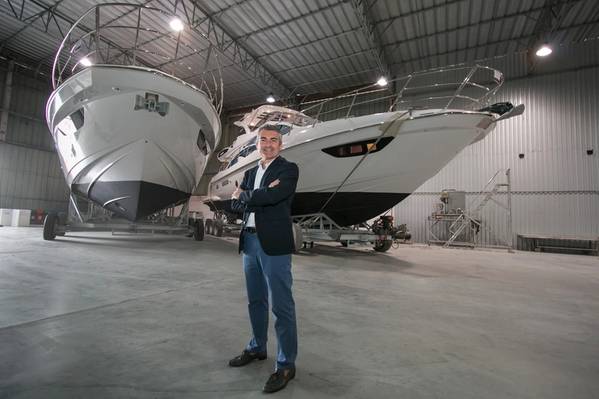 Azimut YachtsのCEO、Davide Breviglieriは、サンタカタリーナ州のAzimutボートヤードでブラジルをやっています。画像：アジムットヨット