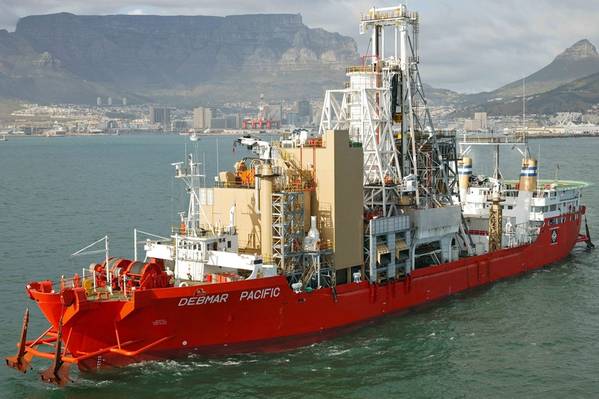 Cape Townから出発するDebmar Pacificに新しいWärtsilä発電機を装備した採掘船（Photo：Wärtsilä）