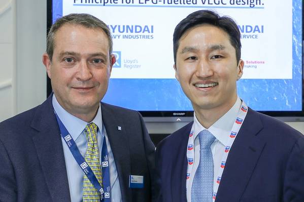 David Barrow, Diretor Comercial da LR - Marine & Offshore, apresentando a AiP a Kisun Chung, COO adjunto no Grupo Navio / Marketing Offshore da HHI e CEO da Hyundai Global Service na Gastech (Foto: LR)