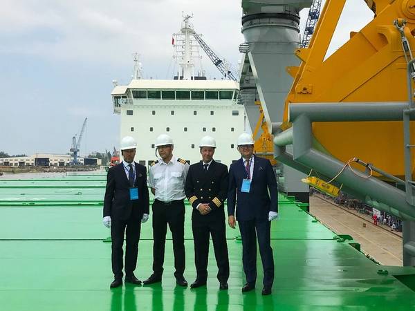 Desde la izquierda: el Director Gerente Mikki Koskinen, el Ingeniero en Jefe Jarmo Kuronen, el Maestro Jussi Vaahtikari y el Presidente de la Junta Aki Ojanen durante la ceremonia de entrega. Foto: ESL Shipping Ltd