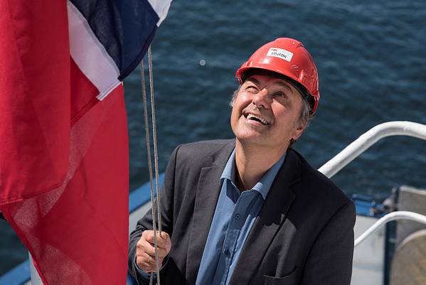 Diretor Geral de Navegação e Navegação, Olav Akselsen, içando a bandeira norueguesa durante uma cerimônia de mudança de bandeira (Foto: Helga Maria Sulen Sund / Sjøfartsdirektoratet)