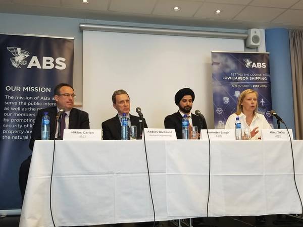 Expertengremium bestehend aus Herrn Niklas Carlen von MSI, Anders Backlund von Herbert Engineering, Gurinder Singh von ABS und Dr. Kirsi Tikka von ABS (von links nach rechts) während der Enthüllung des Visionsdokuments „Den Kurs auf kohlenstoffarme Schifffahrt setzen“. Bildnachweis: Joseph DiRenzo.