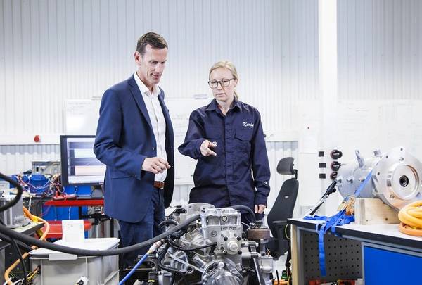 Johan Carlsson, Chief Technology Officer von Volvo Penta, und Karin Åkman, Systemtechnikerin, diskutieren im neuen Entwicklungs- und Testlabor des Unternehmens in Göteborg über Innovationen für die Elektromobilität. (Foto: Volvo Penta)