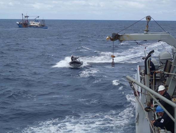 El barco de Severnn regresa de uno de los muchos viajes a la Amistad (Foto: Royal Navy)