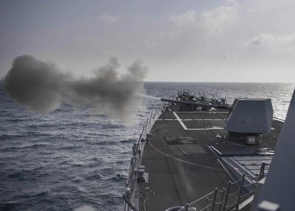 El destructor de misiles guiados USS Preble (DDG 88) dispara un arma Mark 5 de 5 pulgadas durante un ejercicio de fuego real. (Foto de la Marina de los Estados Unidos por el especialista en comunicación de masas tercera clase Morgan K. Nall / Released)
