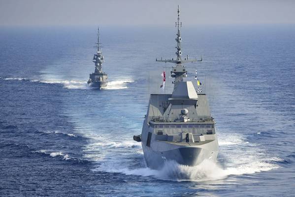 A fragata da classe Formidable da República de Cingapura RSS Supreme (FFG 73) e a corveta da classe Victory RSS Valiant (PGG 91) transitam pelo Mar do Sul da China atrás do porta-aviões USS Theodore Roosevelt (CVN 71). Theodore Roosevelt está em andamento para uma implantação programada regularmente na área de operações da 7ª Frota dos EUA em apoio a operações de segurança marítima e esforços de cooperação de segurança em teatros. (Foto da Marinha dos EUA pelo Especialista em Comunicação de Massa Seaman Michael Colemanberry / Lançado)