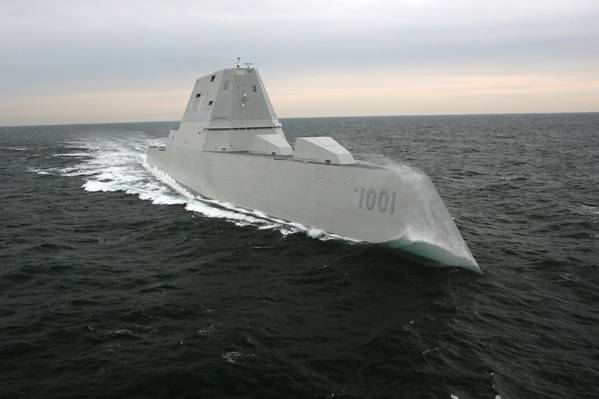 O futuro USS Michael Monsoor (DDG 1001) sofreu uma série de demonstrações tanto no lado do cais como em andamento como parte de uma avaliação da construção do navio e do cumprimento das especificações da Marinha. (US Navy foto cortesia de Bath Iron Works)