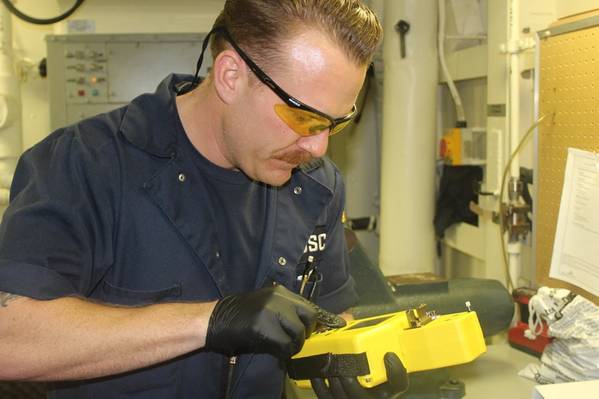 El ingeniero de cortadores recibe resultados inmediatos de análisis de aceite (Foto cortesía de USCG)