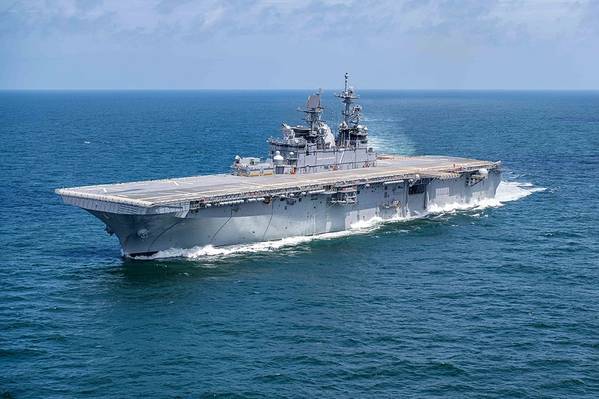 O navio de assalto anfíbio da Marinha dos EUA USS Tripoli (LHA-7) realiza ensaios de construtores no Golfo do México em julho de 2019. (foto da Marinha dos EUA cortesia da Huntington Ingalls Industries por Derek Fountain)