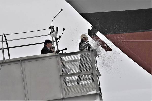 A patrocinadora de navios Jill Donnelly quebra uma garrafa de champanhe na proa durante a cerimônia de batismo do 17º Navio de Combate Litorâneo do país, o futuro USS Indianapolis, no estaleiro Fincantieri Marinette Marine em 14 de abril. Foto: Lockheed Martin