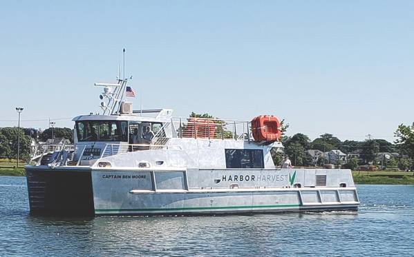 O primeiro navio de carga do gênero, o capitão Ben Moore, entrega produtos e alimentos locais em Long Island Sound. Construído pela Derecktor Shipyards, o catamarã de alumínio é alimentado por dois motores diesel Cummins QSB 6.7 e baterias de lítio conectadas a um par de motores elétricos BAE Systems HybriDrive. (Crédito: Harbor Harvest)