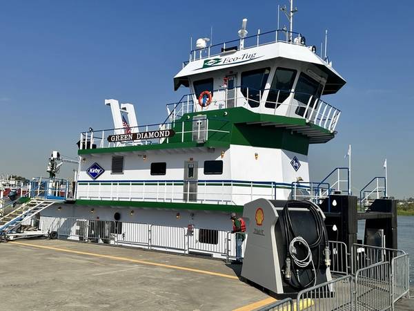 تم إطلاق Green Diamond التابع لـ Kirby Inland Marine - وهو أول قارب قطر داخلي كهربائي هجين يعمل بالكهرباء في الولايات المتحدة - في 25 أغسطس 2023 في هيوستن. (الصورة: كورفوس للطاقة)