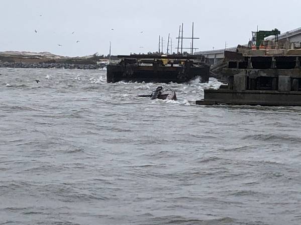 अर्ध-जलमग्न tugboat मिस बोनी उत्तरी कैरोलिना के ओरेगन इनलेट में ओल्ड बोनर ब्रिज के साथ जुड़ने के बाद पानी में बैठ जाती है। (यूएस कोस्ट गार्ड फोटो कोस्ट गार्ड स्टेशन ओरेगन इनलेट के सौजन्य से)