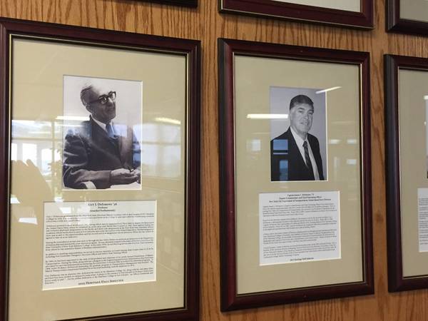 “Un oficial, caballero y educador” es como se lee una placa en la entrada de Fort Schuyler en honor a Guy. J. DeSimone, padre de Jim DeSimone. (Foto cortesía de Jim DeSimone)