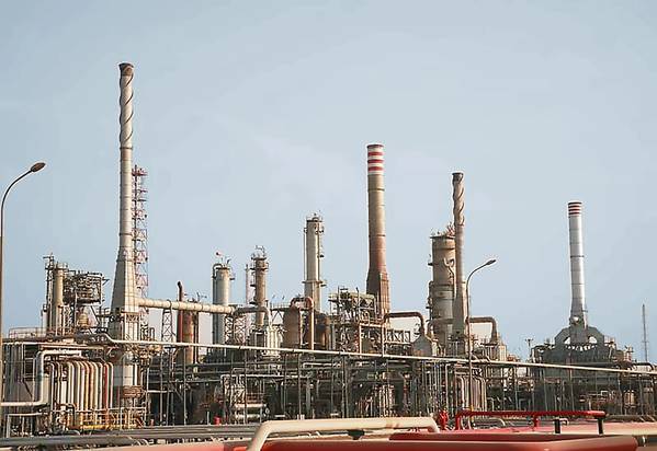 ファイルイメージ：典型的な中東精油所（CREDIT：MELCAL）