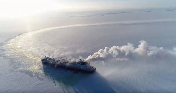 北極海の氷試験中に氷結しているLNG船のウラジミール・ルサノフ（写真：MOL）