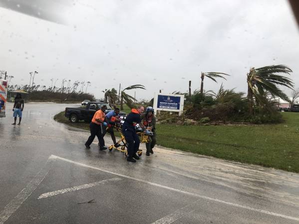 在飓风多利安期间，海岸警卫队人员帮助巴伐利亚的一名病人。海岸警卫队正在支持巴哈马国家紧急事务管理局和皇家巴哈马国防军的飓风响应工作。 （海岸警卫队照片）