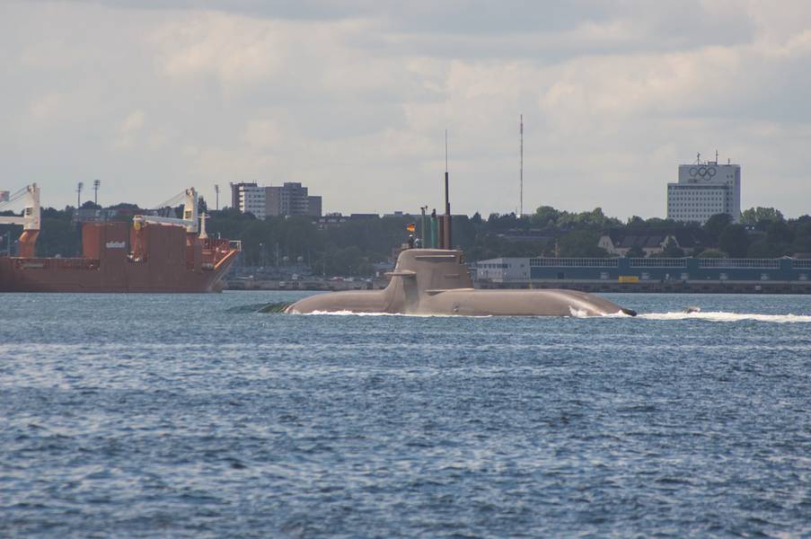 Кильский двор TKMS (Thyssen Krupp Marine Systems) строит подводные лодки для Египта. На снимке показана одна подводная лодка на испытательном испытании в Балтийском море. (Фото любезно предоставлено © Pospiech)