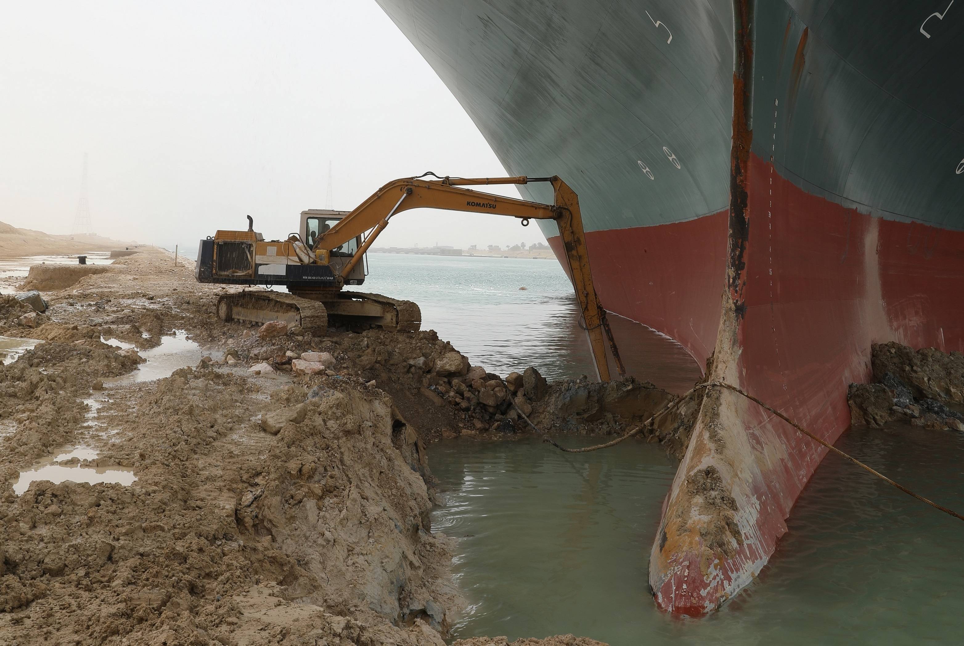 ship-blocking-suez-canal-could-be-stuck-for-weeks