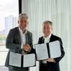 At the signing ceremony, Dick Richelle (left), Chairman of the Executive Board & CEO of Royal Vopak and Hiroshi Ide, President and CEO of IHI. © Vopak