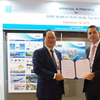 Pictured from left to right: Odin Kwon, DSME Executive Vice President and CTO, with Mark Darley, LR’s North Asia President during the AiP ceremony at Gastech 2019 (Houston, Texas) (Photo: LR)
