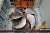 A ship propeller with a diameter of 9.2 meters is loaded onto a Hapag-Lloyd ship (photo: Hapag-Lloyd)