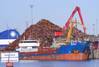 Port handles ship öoad of gritting salt