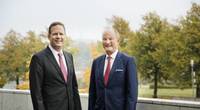 Rob Smith, Konecranes President and CEO, with Mika Vehvilainen, Cargotec CEO (Photo: Konecranes)