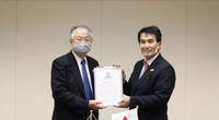 Kazuo Yamashita, Chief Executive, Japan – Bureau Veritas Marine & Offshore presenting AiP certificate to Naoki Ueda, Executive Vice-President, Mitsubishi Shipbuilding (Photo: Bureau Veritas)
