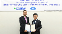 Kim Yeon-tae, executive vice president of KR Technical Division (right) and Nam Young-joon, executive vice president of HMD, are taking commemorative photos at the certificate award ceremony. (Photo: KR)