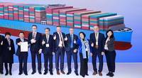 Knut Ørbeck-Nilssen (7th from left), CEO DNV GL – Maritime, presented the certificate to Chen Jun, President of Hudong-Zhonghua (6th from left), at the CSSC booth in Shanghai. The witnesses included Chen Jianliang, Hudong-Zhonghua Chairman (8th from left), and Norbert Kray, DNV GL – Maritime Regional Manager for Greater China (9th from left), alongside executive members from both companies. Photo: DNV GL