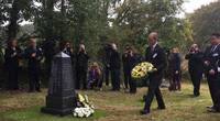 Keiji Kubota, executive vice president and COO of NYK Group Europe laying a wreath at the cenotaph (right). Photo: NYK Line.