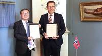 Signing the framework agreement: DSME President & CEO Sung-Geun Lee (L) and DNV GL Group President & CEO Remi Eriksen (R) at the DNV GL headquarters in Høvik.