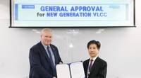 DNV GL Regional Manager for Korea & Japan, Vidar Dolonen, presents the GASA certificate to Seung Ho Jeon, Executive Vice President of HHI, in Seoul. (Photo: DNV GL)