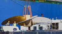 Floating crane “HHLA IV” loads worlds’s biggest ship propeller onto a vessel. Photo: HHLA / Dietmar Hasenpusch
