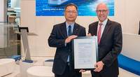 Johan Petter Tutturen, Business Director Gas Carriers, DNV GL (right), handed over the AIP to Mr. Yoshinori Mochida, President, KHI Ship & Offshore Structure Company. Photo: DNV GL