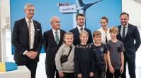 From left to right: CEO of Vattenfall Magnus Hall, Chairman of Vattenfall Lars G. Nordström, HRH Crown Prince of Denmark, Danish Prime Minister Mette Frederiksen, Minister of Climate, Energy and Utilities Dan Jørgensen and pupils from Hvide Sande School. Photo: JESPER VOLDGAARD