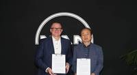 (From left) Bjarne Foldager – Senior Vice President, Head of Two-Stroke Business at MAN Energy Solutions and Yong Lae Shim, Vice President of SHI Ship and Offshore Research Institute (Photo: MAN ES)