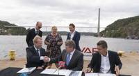 YARA signs deal with VARD to build Yara Birkeland. L-R: President and CEO of YARA, Svein Tore Holsether; COO of VARD, Magne O. Bakke; President & CEO of KONGSBERG, Geir Håøy (Photo: KONGSBERG)