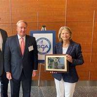 Sen. Murkowski receives Maritime Leadership Award from Shipbuilders Council of America president Matthew Paxton and Chairman of the SCA, Ben Bordelon (Photo: SCA)