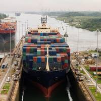 A boxship transits the Panama Canal (c) Searagen / AdobeStock