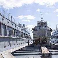 A dive boat attached to Mid-Atlantic Regional Maintenance Center (MARMC) Dive Locker sits on the blocks of MARMC’s floating dry dock Dynamic (AFDL 6) for repairs. (Photo: Hendrick L. Dickson / U.S. Navy).