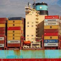 A Maersk boxship in the port of Oakland. (c) Tom Nast / Adobestock