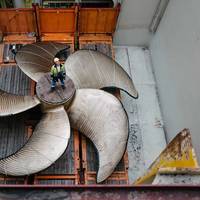 A ship propeller with a diameter of 9.2 meters is loaded onto a Hapag-Lloyd ship (photo: Hapag-Lloyd)