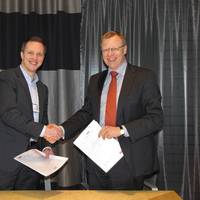 ABB’s Mikko Lepisto and NAPA’s Juha Heikinheimo shaking hands after signing the cooperation agreement.