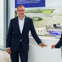 Andreas Schell (left), CEO of Rolls-Royce business unit Power Systems, and Dr. Uwe Lauber (right), CEO of MAN Energy Solutions, have signed a Memorandum of Understanding to collaborate on mýa, the open asset-and-fleet-management-system. (Photo: MAN Energy Systems)