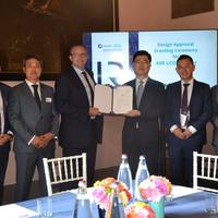 Andy McKeran, Chief Commercial Officer, Lloyd’s Register, presenting the Design Approval certificate to Mr. Won-ho Joo, Senior Executive Vice President and Chief Technical Officer of HHI, in a ceremony at Gastech (Photo: LR)