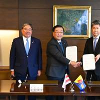 At the signing ceremony, from left: Hitoshi Nagasawa, Chairman, NYK;  Takaya Soga, President, NYK; Yuji Yamashita, President, Oono Development; and Teruo Ohno, Chairman, Oono Development. Image courtesy NYK