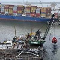 Cashman’s Dale Pyatt working with Sterling Equipment’s The Pulverizer; in the back drop is the Weeks 533 and Chesapeake 100. Photo courtesy DOD/DVIDS